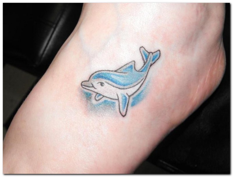 脚背可爱的蓝色海豚纹身图案