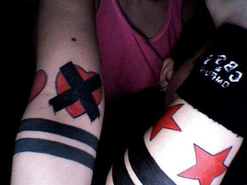 简单的黑色和红色心形线条星星手腕纹身图案