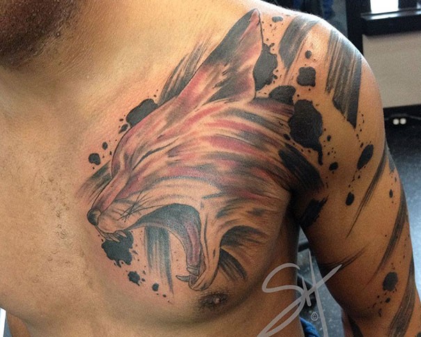 好看的彩色狐狸头胸部纹身图案