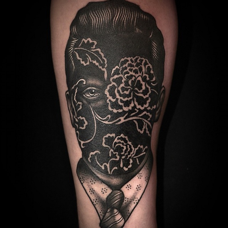 黑白神秘肖像和花卉大腿纹身图案