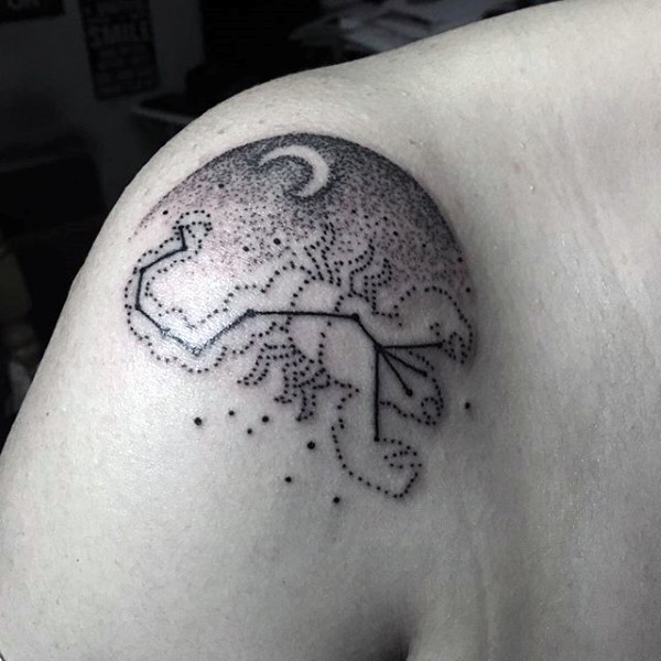 肩部有趣的黑色天蝎星座纹身图案
