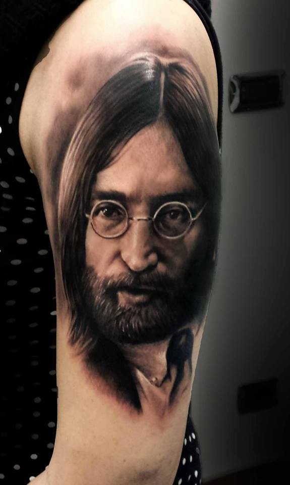 大臂黑色写实的列侬肖像纹身图案