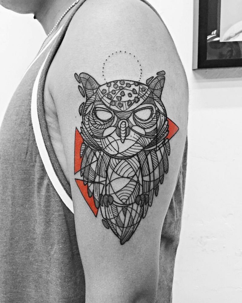 大臂华丽的黑色线条猫头鹰和彩色三角形纹身图案