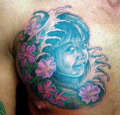 日本男孩肖像花朵胸部纹身图案