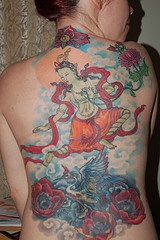 女生背部彩绘跳舞的佛像纹身图案