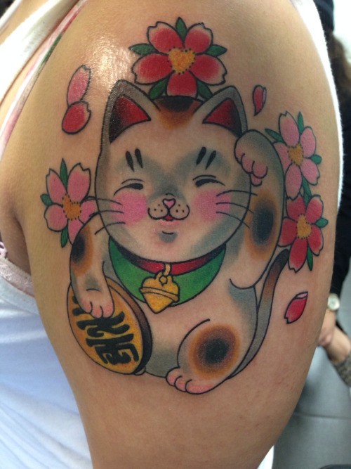 大臂old school可爱的招财猫和粉红色花朵纹身图案