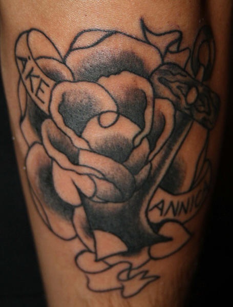 传统的黑灰玫瑰与字母纹身图案