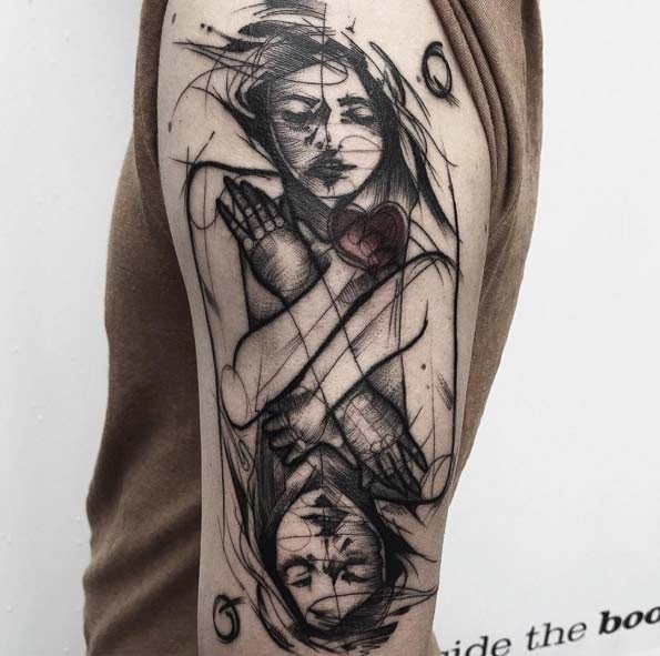 大臂令人难以置信的黑色素描镜子女人纹身图案