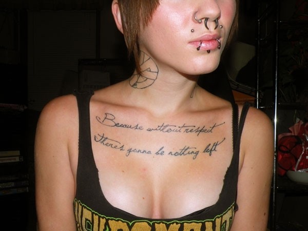 女性胸部精美的字母纹身图案