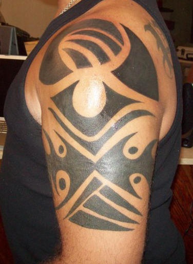 黑色部落符号大臂纹身图案