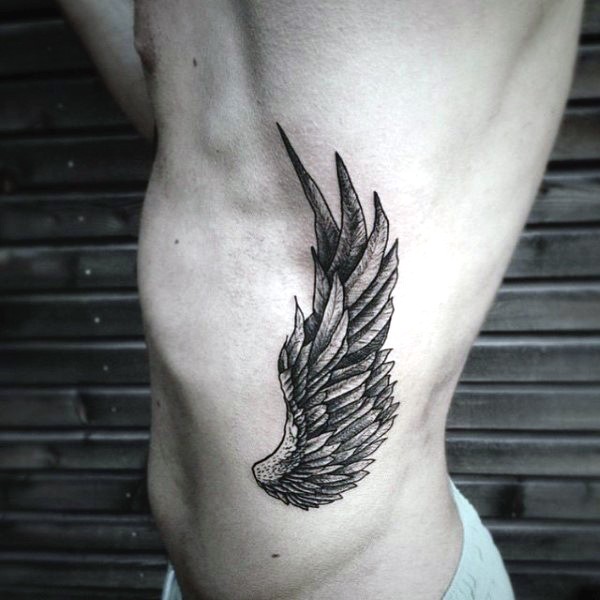 侧肋黑色幻想翅膀纹身图案