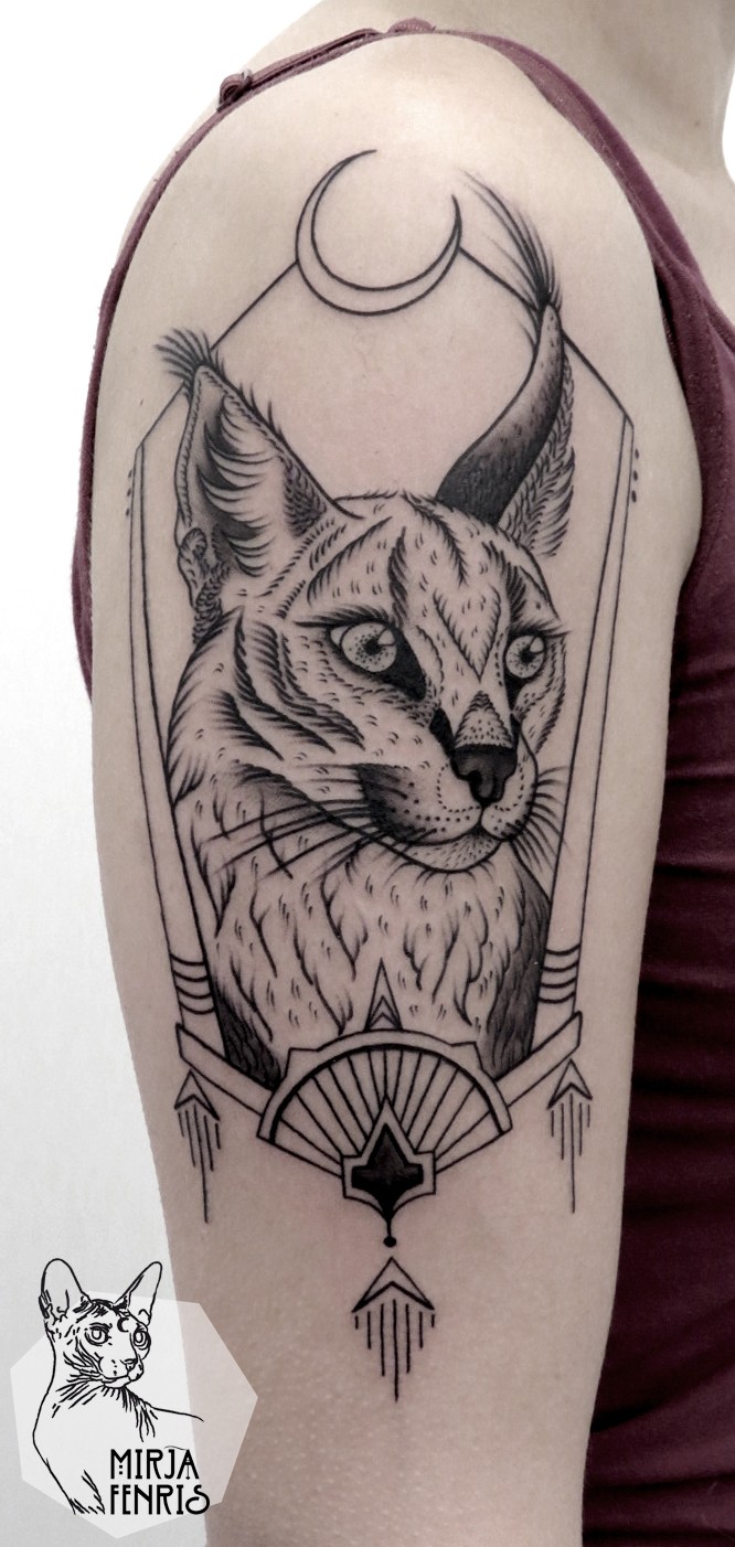 大臂线条野猫与月亮纹身图案
