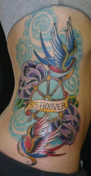 侧肋燕子和蓝色的云花卉字母纹身图案