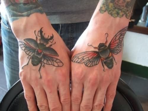 手背黑色昆虫纹身图案
