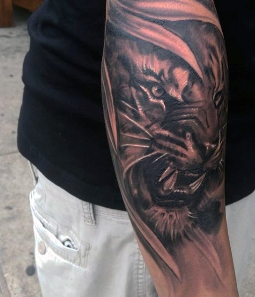 黑灰风格愤怒的老虎小臂纹身图案
