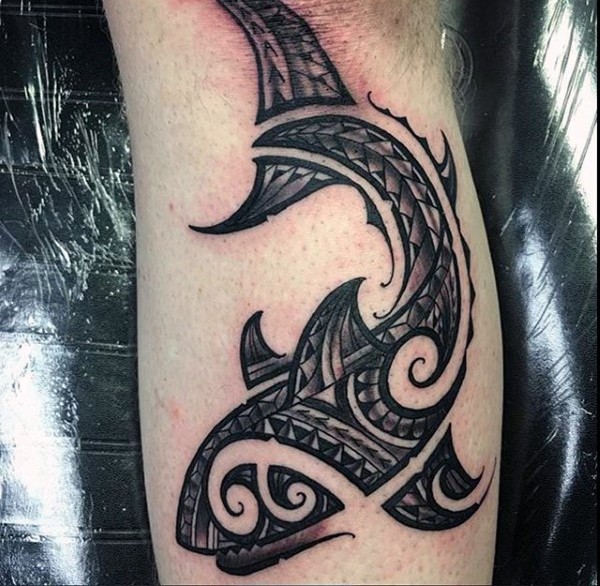 令人印象深刻的黑色鲨鱼图腾纹身图案