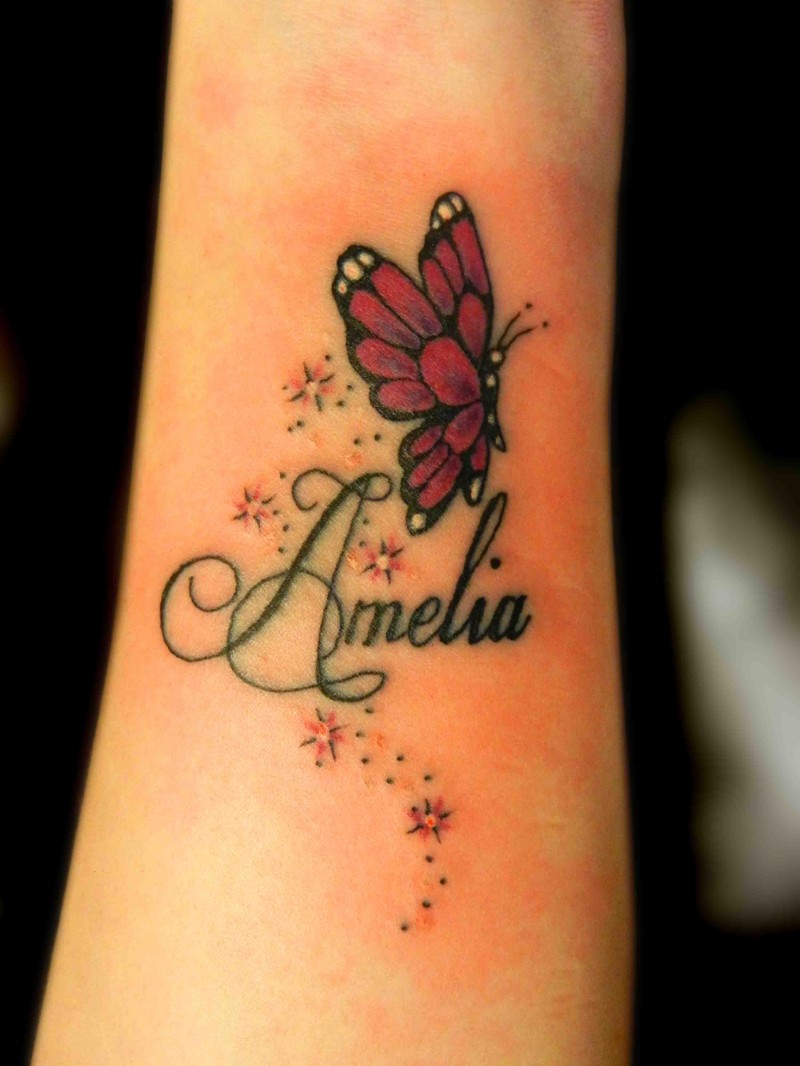 手腕星星闪烁的蝴蝶与字母纹身图案
