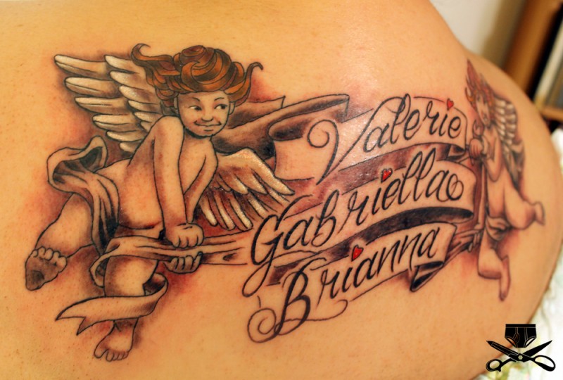 两个小天使和字母纹身图案