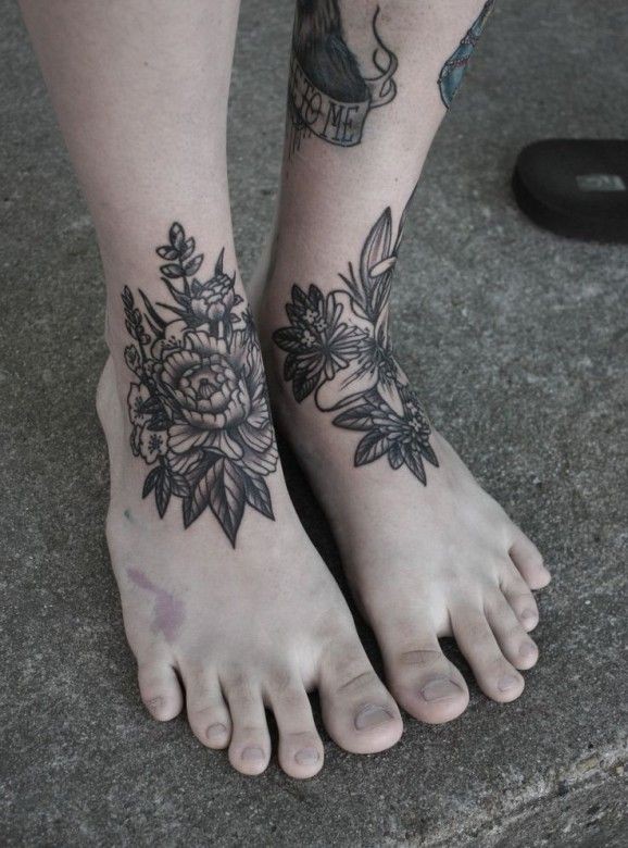 脚背漂亮的黑灰花朵纹身图案