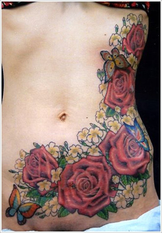 腹部五彩的玫瑰小花和蝴蝶纹身图案