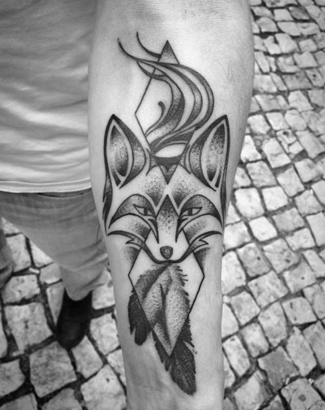 小臂不寻常的黑色神秘狐狸与几何纹身图案