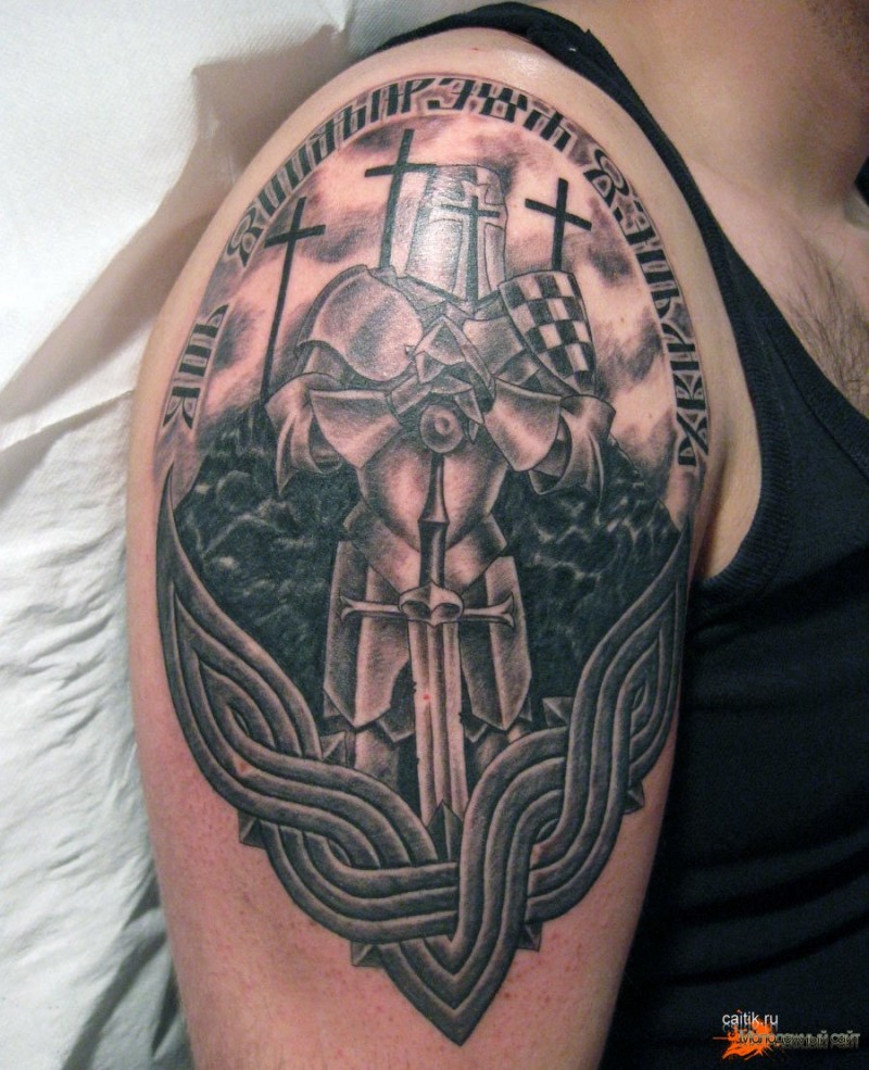 大臂华丽的黑白中世纪骑士凯尔特人纹身图案