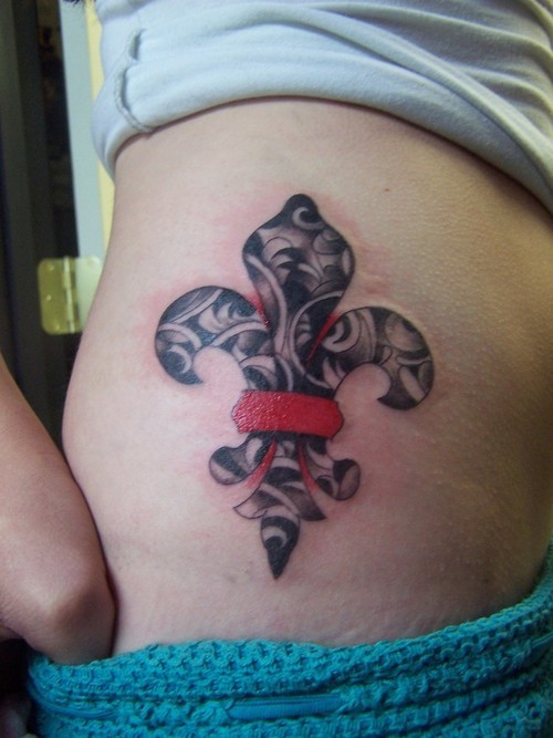 侧肋黑色和红色百合花纹章纹身图案