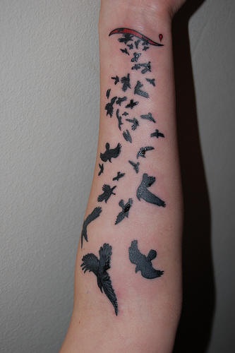 黑色飞鸟手臂纹身图案