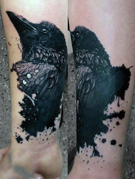 手腕非常逼真的黑色乌鸦纹身图案
