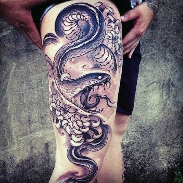 大腿old school黑白蛇与菊花纹身图案