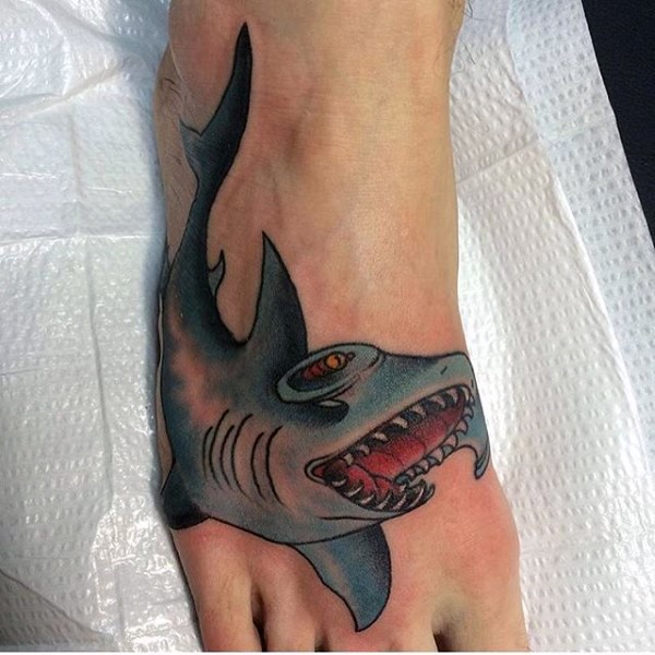 脚背彩色卡通鲨鱼纹身图案