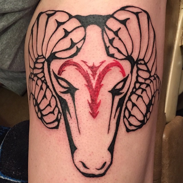 简单的黑色山羊头部与红色星座符号纹身图案