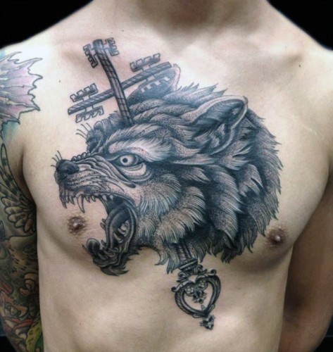 胸部设计独特的黑灰狼头钥匙纹身图案