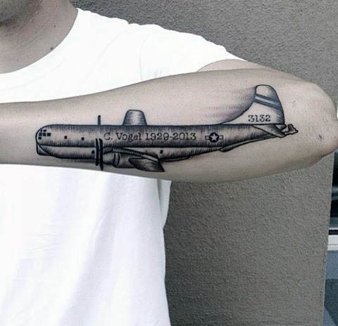 手臂old school黑白平面飞机纹身图案