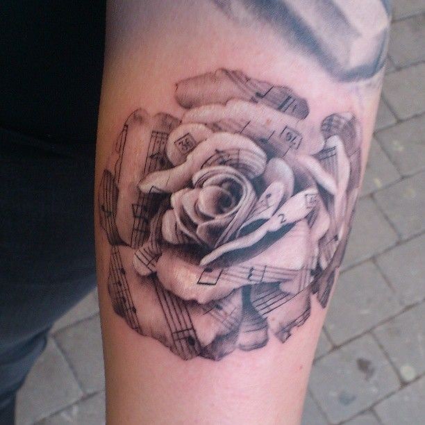 黑灰玫瑰与音符纹身图案