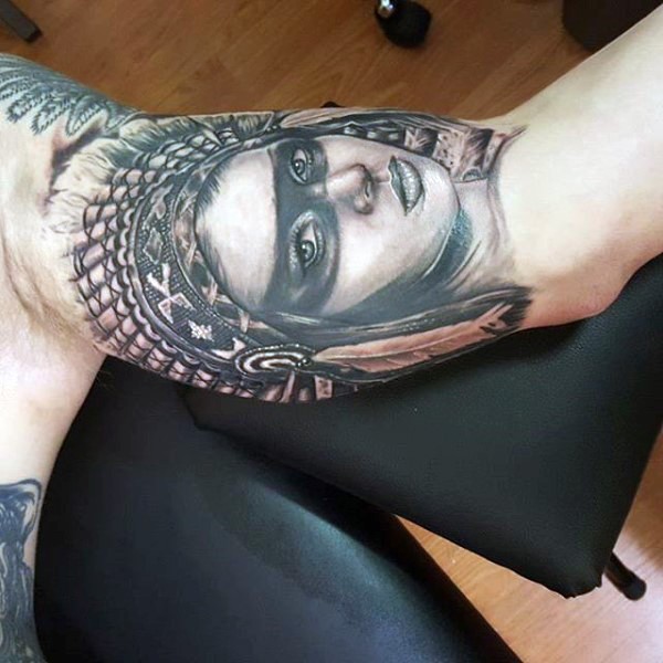大臂惊人的写实黑色印度女人肖像纹身图案