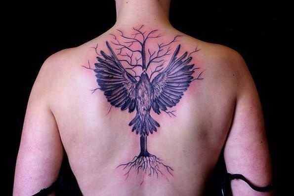 背部独特组合黑色乌鸦和黑树纹身图案