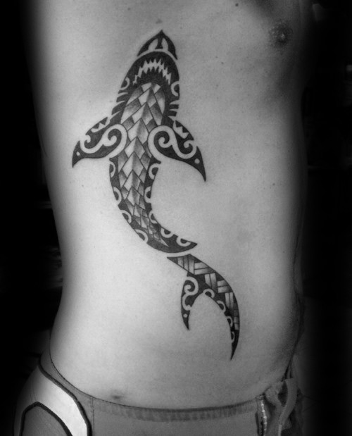 侧肋波利尼西亚风格鲨鱼黑色纹身图案