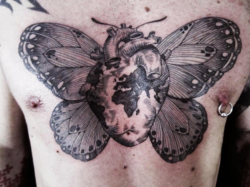 胸部个性心脏和蝴蝶翅膀组合纹身图案