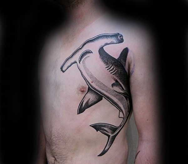 胸部神奇的雕刻风格黑色锤头鲨纹身图案