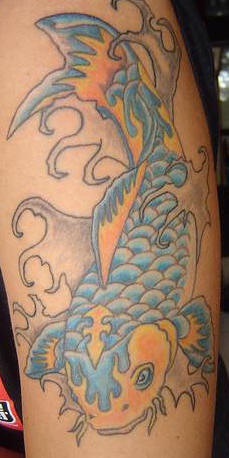 蓝色和黄色的鲤鱼纹身图案