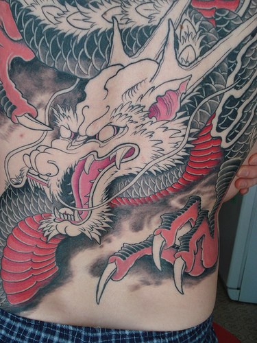 黑色和红色日本龙纹身图案