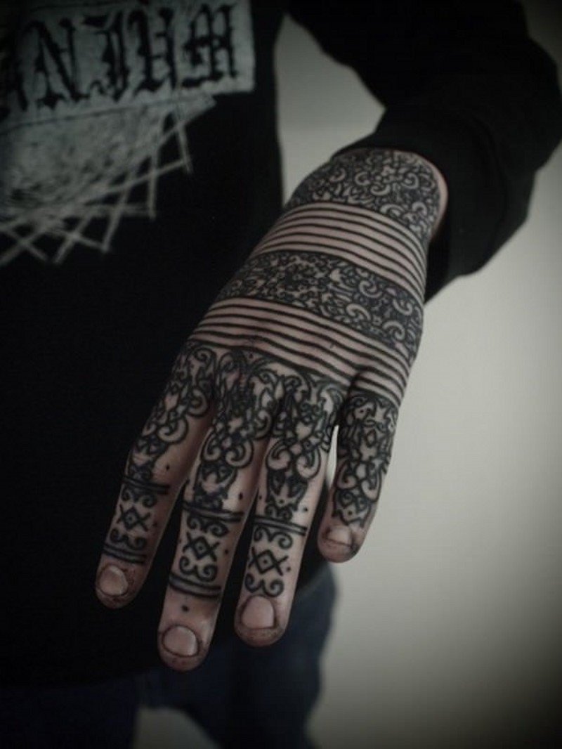 手臂部落风格的黑色线条和花朵饰品纹身图案