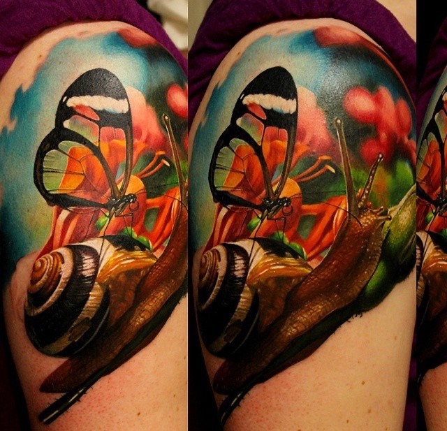 大臂写实风格彩色蜗牛与蝴蝶纹身图案