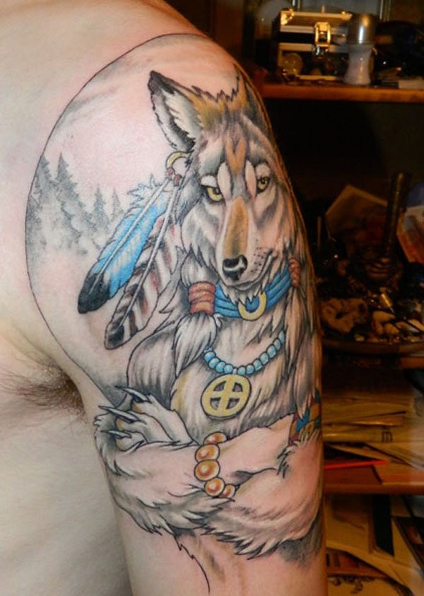 大臂卡通彩色印度狼与羽毛纹身图案