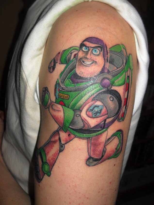 大臂彩色太空士兵卡通纹身图案