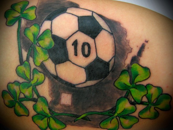 黑白足球与绿色三叶草纹身图案
