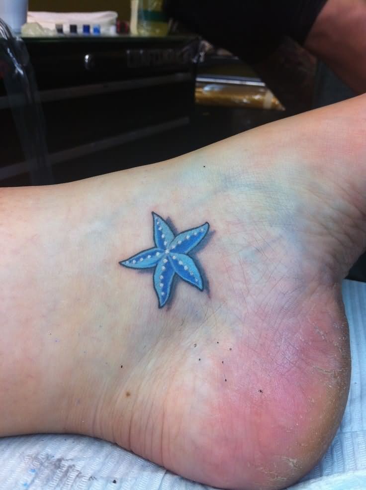 脚踝可爱的蓝色小海星纹身图案