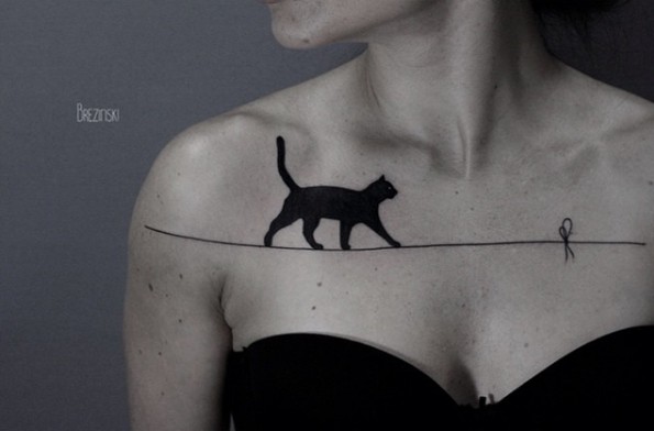 锁骨黑色的猫走在线上纹身图案
