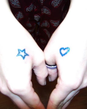 手背蓝色星星和心形纹身图案